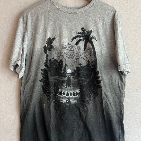 Disney Pirates of the Caribbean Dead Men Tell No Tales Ombre Graphic T-Shirt - Picture 1 of 3